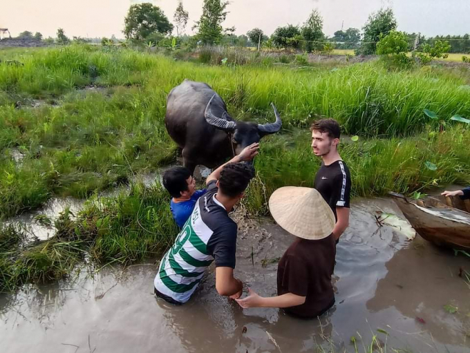 Enjoy experiences of using fishing basket, riding buffalo, pulling plows and local specialties