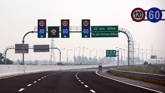 Hanoi-Hai Phong expressway to pilot electronic toll collection only from May 5