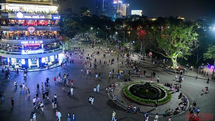 Pedestrian space around Hoan Kiem Lake reopened
