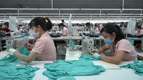 Shares struggle to stay positive, textile and retail stocks spur market