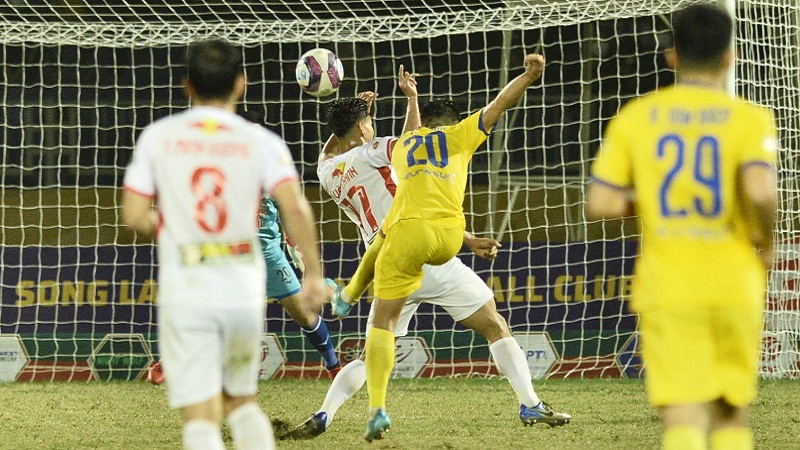 Phan Van Duc’s stunning long-range shot made the Vinh stadium’s bridge explode