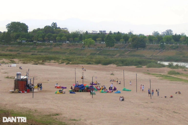 The “beach” by the river flows backwards, attracting visitors to come and have fun