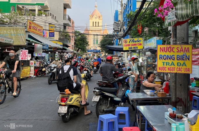 The market is 10$ enough to eat from the beginning to the end of the road