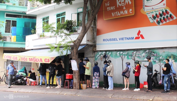 Wait an hour to buy fried chicken rice