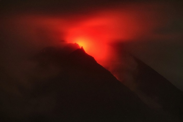 Indonesia's Merapi spews out volcanic lava and ash, hundreds evacuate