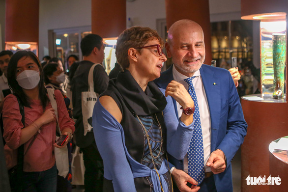 Hanoi exhibition showcases Bat Trang ceramic boots inspired by Italian culture