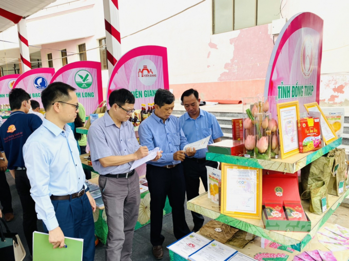 Forum showcases OCOP products of 32 localities