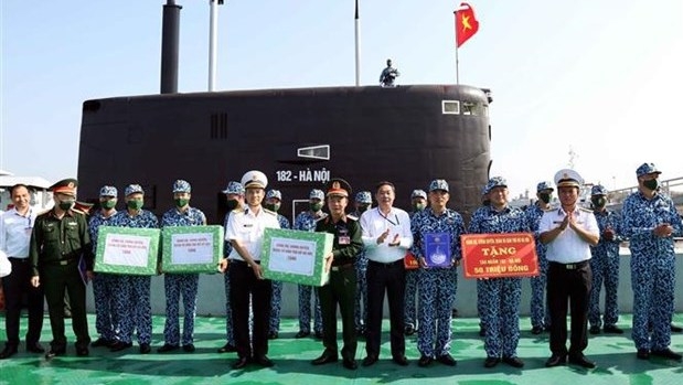 Gifts presented to Truong Sa soldiers, citizens