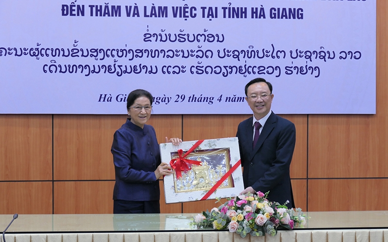 Lao Vice President Pany Yathotou works with Ha Giang leaders » Vietnam