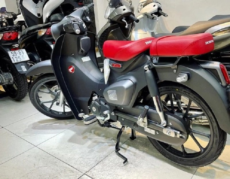 Shut-up of the Honda Tremendous Cub C125 automotive with almost 200 million dong in matte black