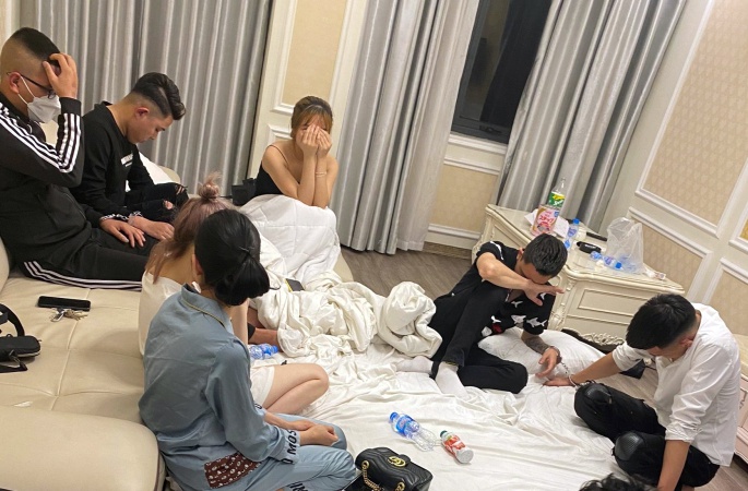 The marriage get together has simply ended, the groom and a bunch of mates invite one another to “fly” within the resort