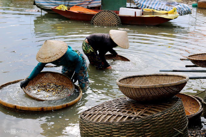 The profession of cooking mussels by the La River