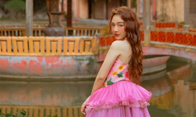 Artist creates music videos to showcase scenic spots
