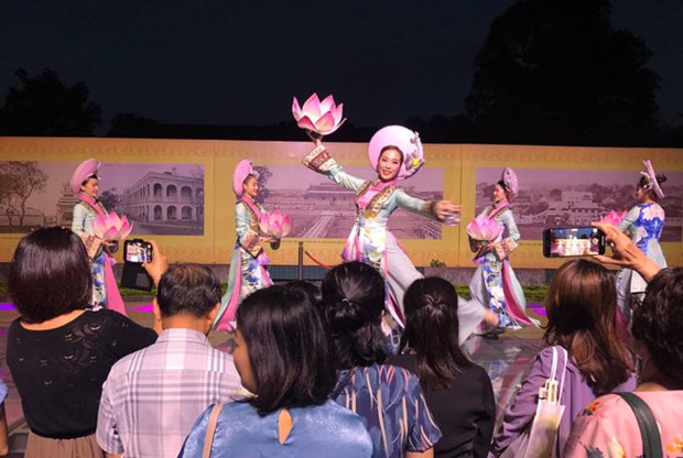 Enjoying the charm of Hà Nội via night tours