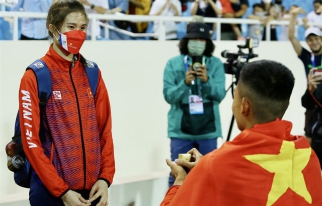 Long jump champ proposes to girlfriend