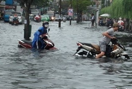 Hanoi is about to rain once more: Bikes are flooded, what must be executed in the midst of the engine?