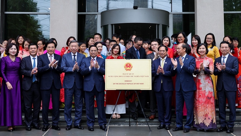 PM meets Vietnamese embassy officials, community in US