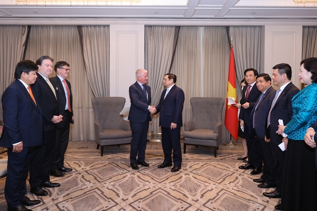 PM urges big funds to expand investment in Vietnam