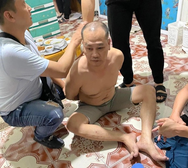 The second the robber broke into the financial institution in Hai Phong, threatened the employees with a gun