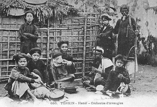 Old photos of Vietnamese traditional musicians and music restored by two reseachers from Hà Nội