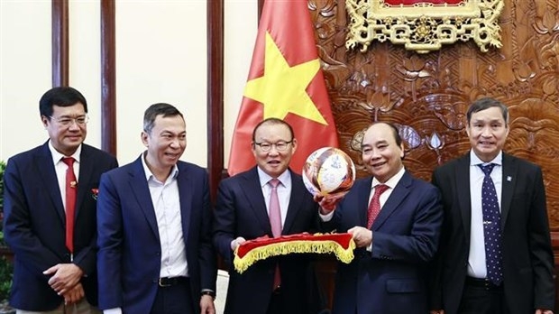 President Nguyen Xuan Phuc receives football coaches