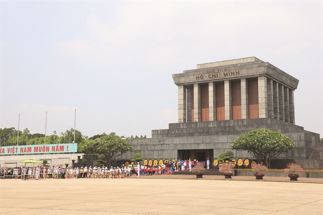 Thousands visit Hồ Chí Minh Mausoleum on 132nd anniversary of birth