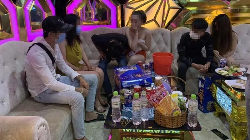 Binh Duong: The raid caught the bare hostess receiving friends on the karaoke bar