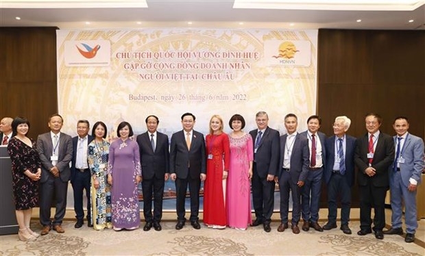 NA Chairman meets Vietnamese enterpreneurs, people living in Hungary