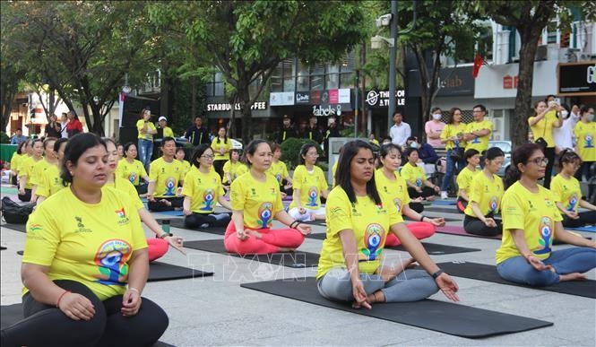 Nearly 1,000 people join a mass yoga performance in response to International Day of Yoga 2022