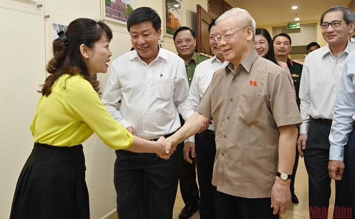 [Photo] Party General Secretary meets voters in Hanoi