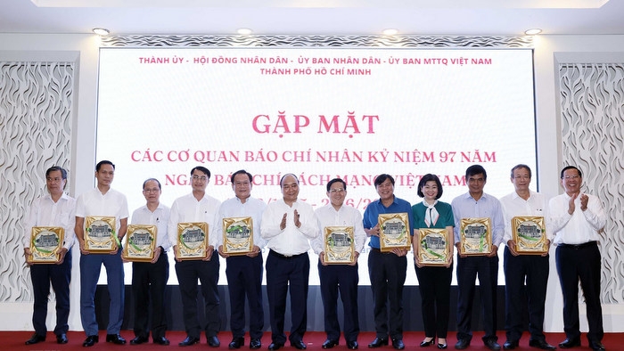 President meets representatives of press agencies in Ho Chi Minh City