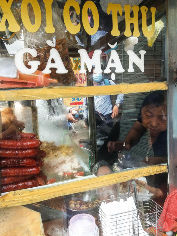 This Saigon food stall sells savory sticky rice for just one dollar