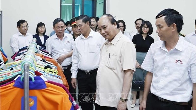 President visits garment production factory in Hai Phong