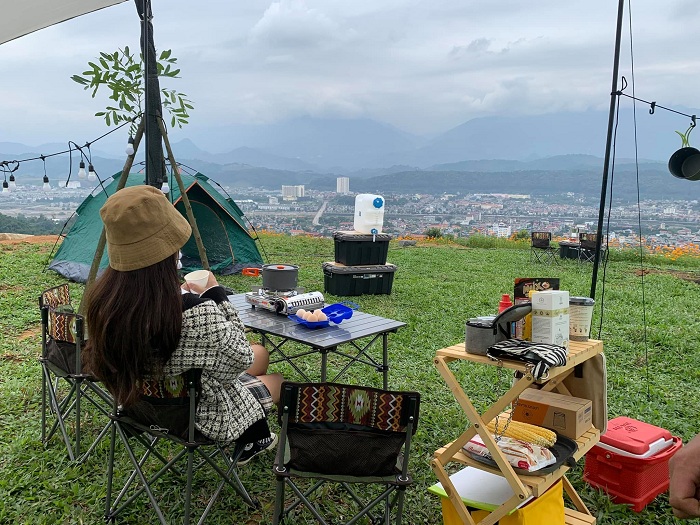 Change the wind for a day at the picnic area of ​​Wind Hill with a view of the whole city of Lao Cai 