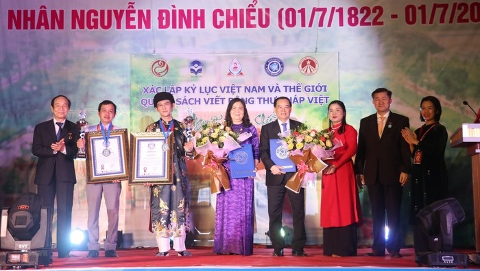 Calligraphy book on celebrity Nguyen Dinh Chieu sets world record