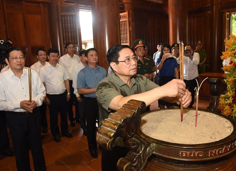 Prime Minister commemorates late President, martyrs in Nghe An
