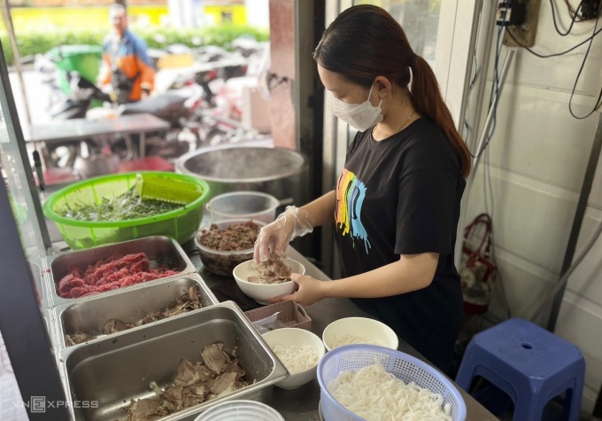 Pho restaurant for more than 20 years without vegetables, prices in Saigon