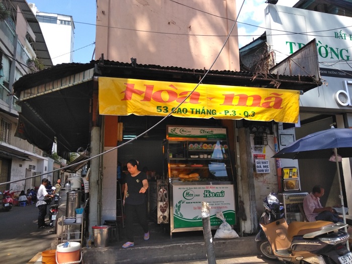 Take a look at the most famous and crowded delicious banh mi shops in Saigon