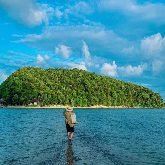 Travel to Nhat Tu Son island to visit the most beautiful sea paradise in Phu Yen