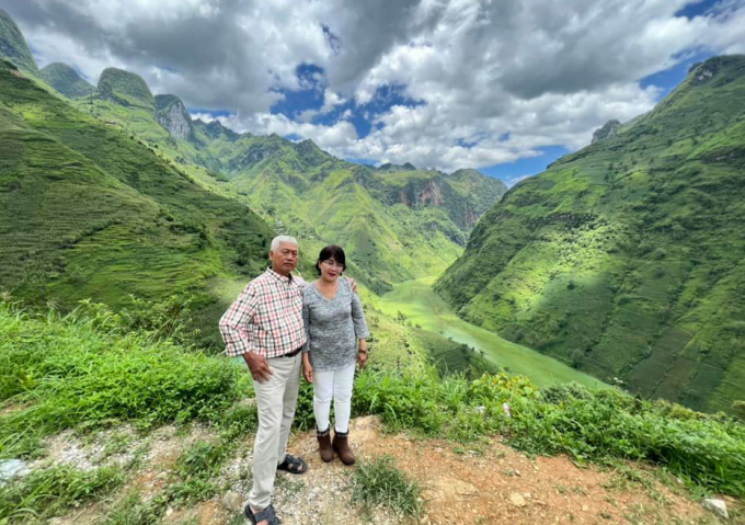 U60 grandparents ride motorbikes through Vietnam with their children and grandchildren