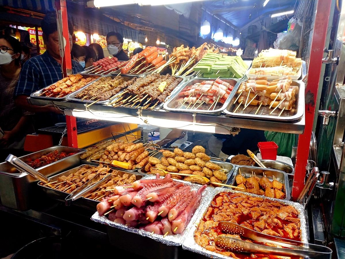 Full of delicious dishes on Ho Thi Ky food street » Vietnam News ...