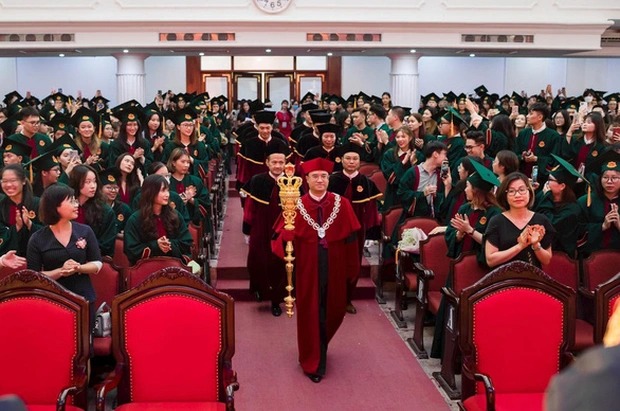 The case of the principal carrying a velvet shirt holding the scepter on the commencement ceremony: Report required