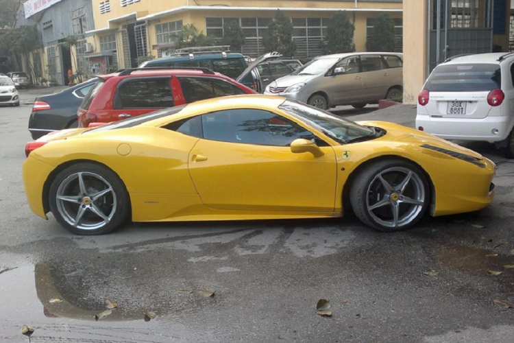 Ferrari 458 Italia supercar ‘deserted’ in Hanoi, lined with dense mud?