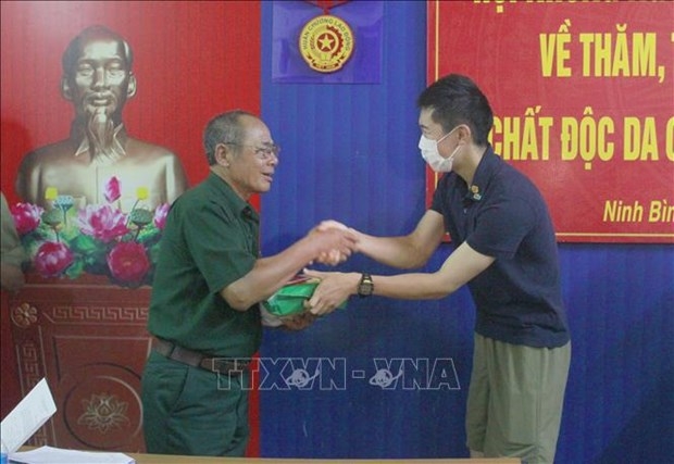 Japanese association presents gifts to AO victims in Ninh Binh
