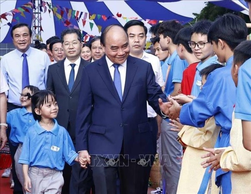 President joins orphans in "Going to school festival" in Da Nang city