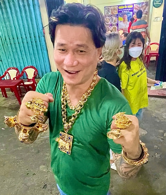 Saigon food journal: This man turns shellfish into gold