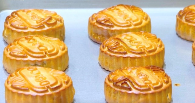 Close-up of the process of gilding super luxurious moon cakes in Hanoi