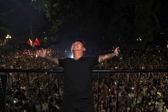 Tuan Hung had a type of punishment for singing on the balcony, his angle was much more noticeable