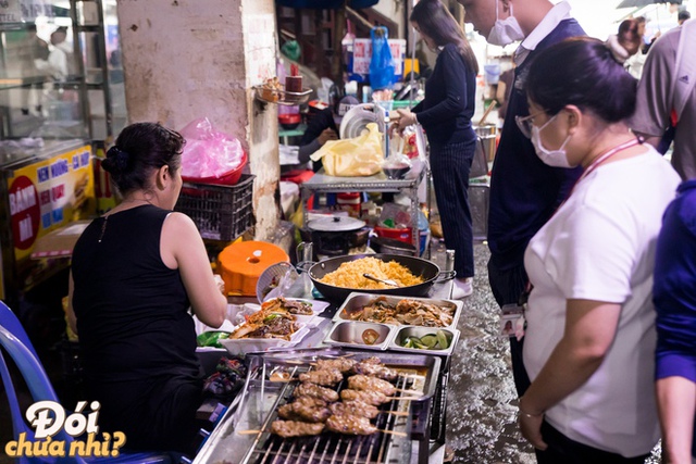 From time to time stop by alley 76 Hai Ba Trung, a famous super cheap dining place in the heart of District 1