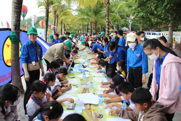Kite performance on Ha Tien beach